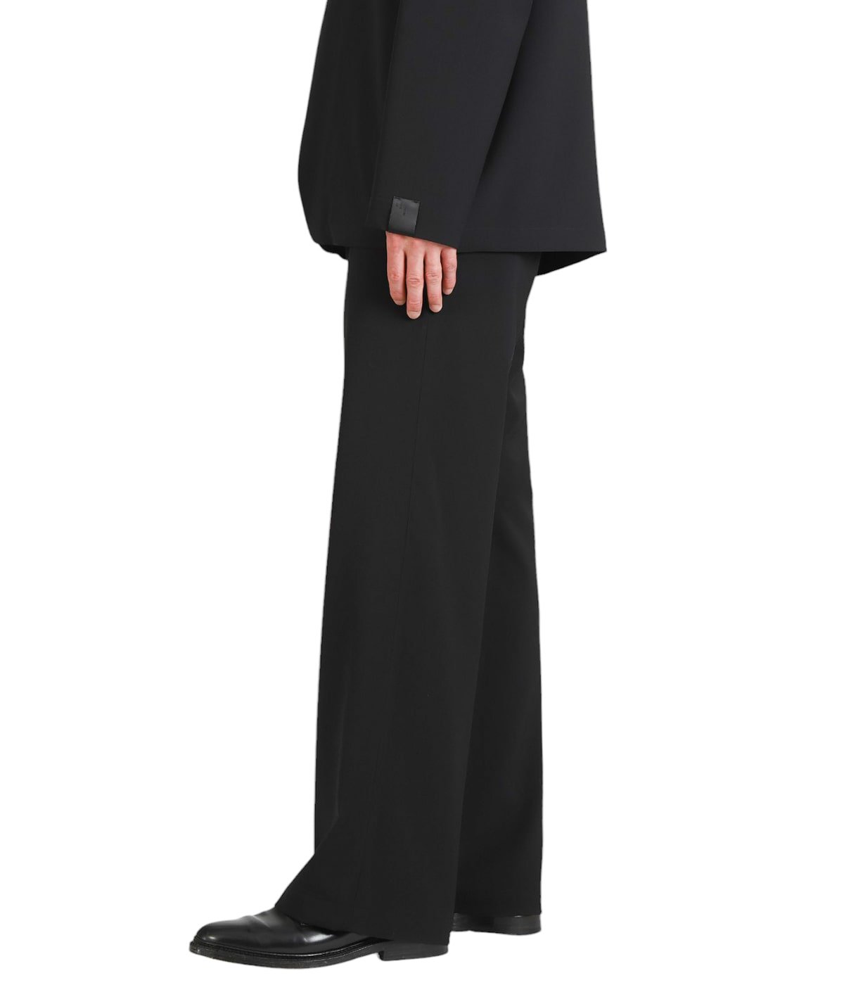 model（175cm / 60kg）B85 W75 H92 着用サイズ：38